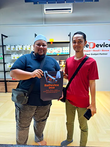 Two customers with a ReDevice bag inside the store