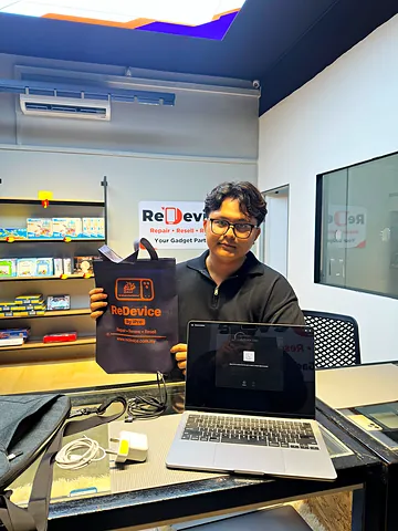 Customer with a MacBook and a ReDevice bag at the counter