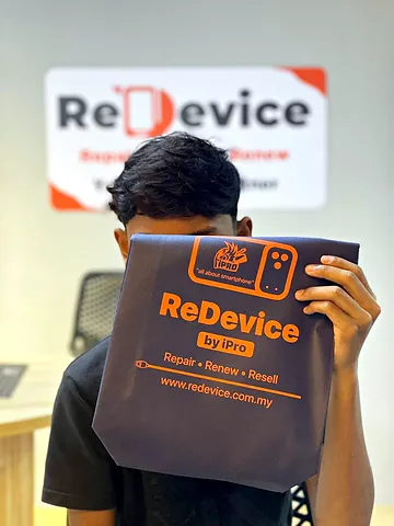 Customer hiding behind a ReDevice bag